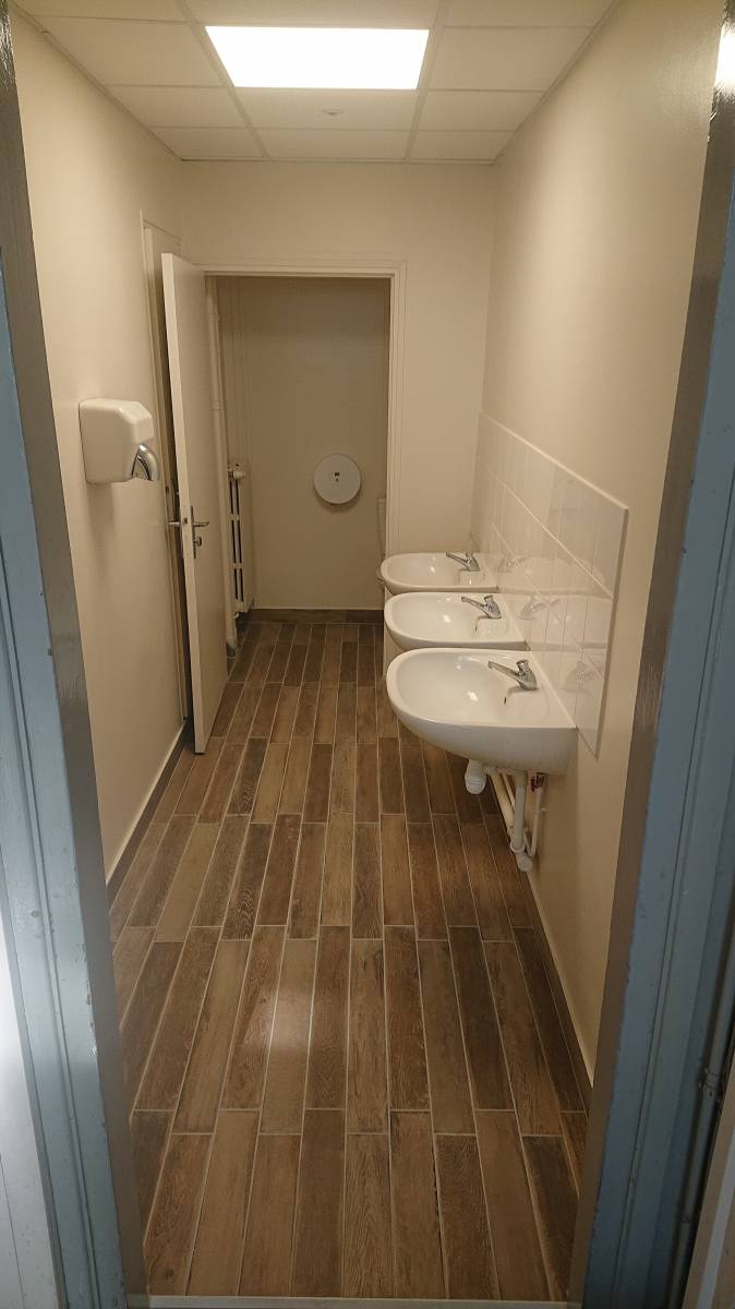 Rénovation d'un bloc sanitaire dans une école primaire près de Villiers-Adam 95840