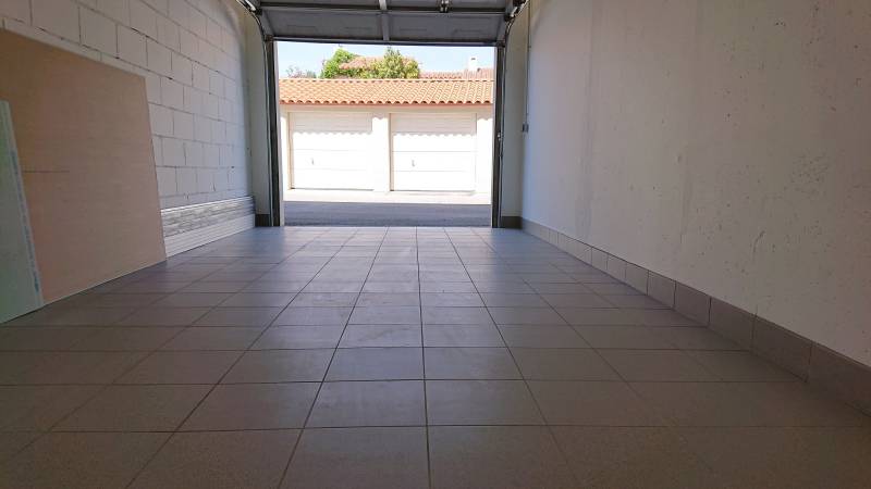 Artisan pour la rénovation de garage avec pose de carrelage et mise en peinture à Franconville