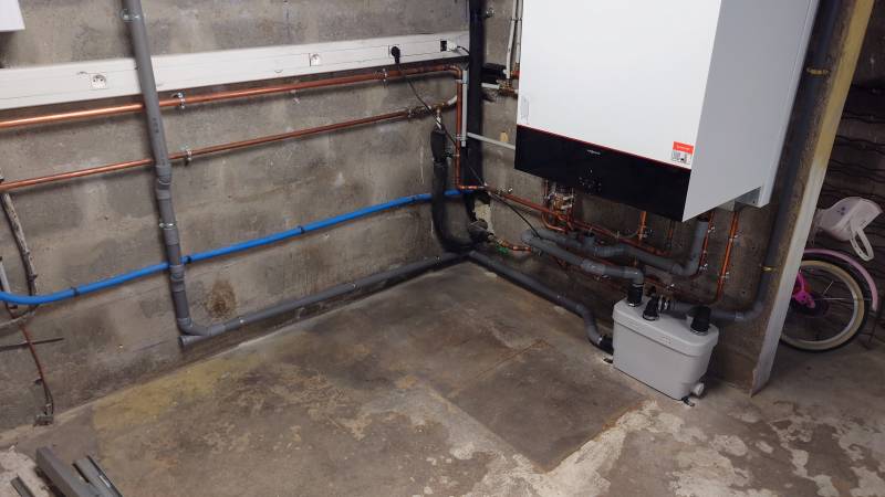 Plombier pour installer une pompe de relevage dans une cave, à Beauchamp