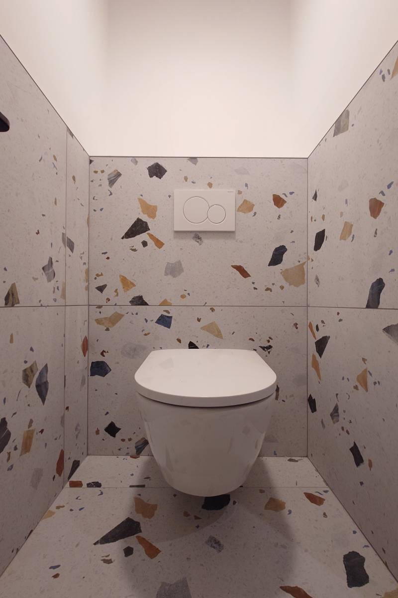 WC Geberit avec carrelage mural grandes dalles, Saint-Leu-la-Forêt
