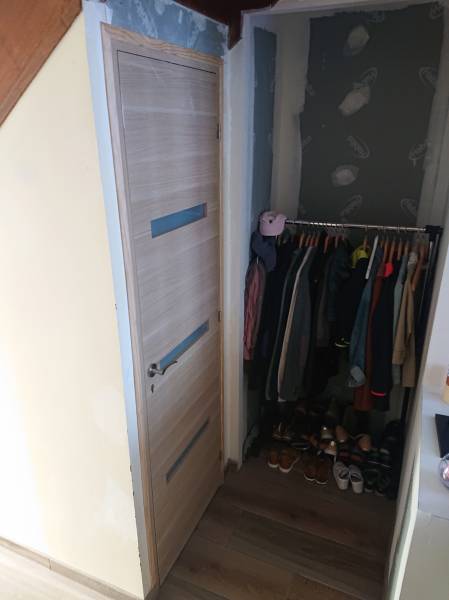 Pose d’un bloc-porte complet sur maçonnerie existante dans une maison près de Saint-Prix 95390