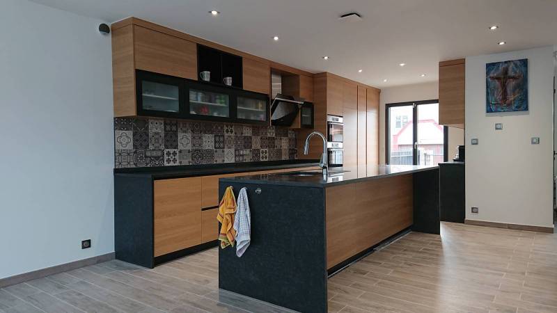 Installation d'une cuisine équipée moderne avec pose de faïence design, à Taverny 95