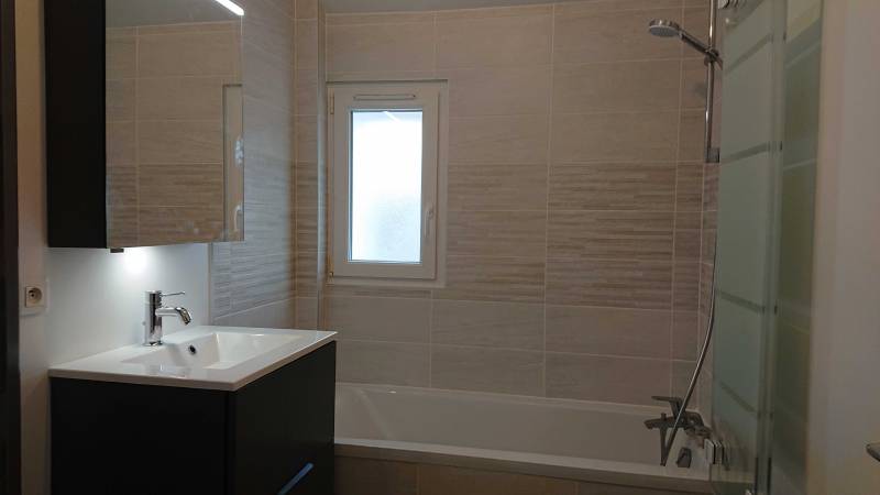 Rénovation complète d’une salle de bain avec baignoire, Le Plessis Bouchard 95130