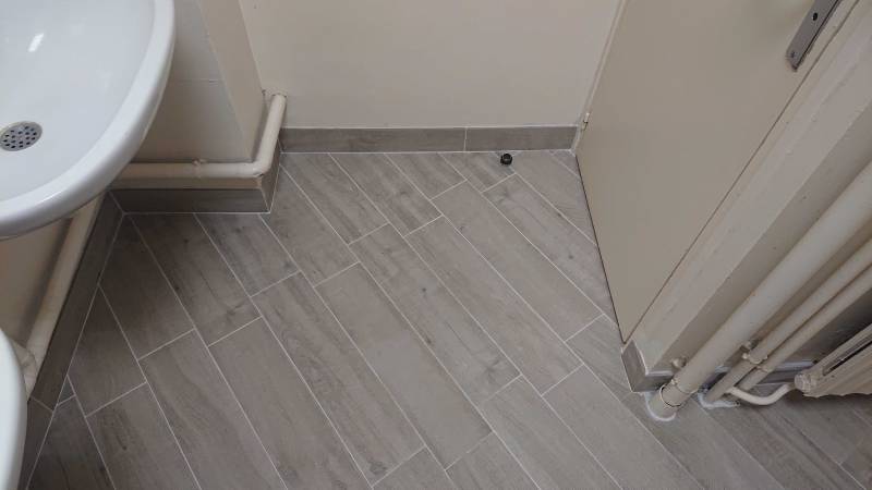 Devis pour la rénovation du carrelage dans un bloc sanitaire d’entreprise, Beauchamp 95250