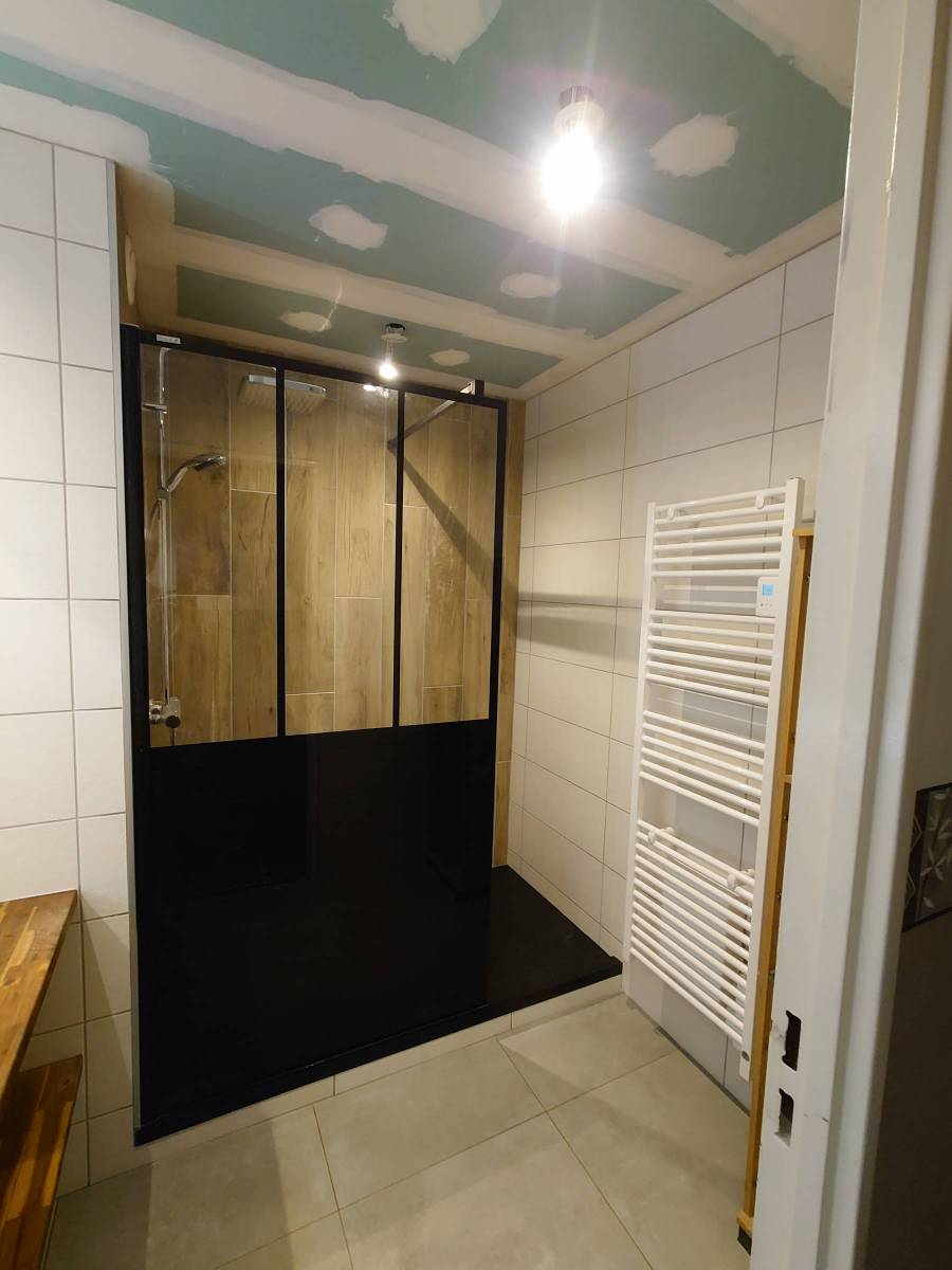 Plombier pour pose d'une paroi de douche sur mesure à Beauchamp 95250