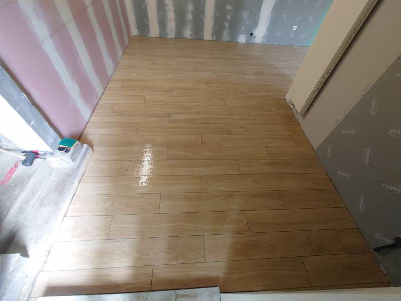Pose professionnelle de carrelage imitation parquet - TT Plomberie, Saint-Leu-la-Foret