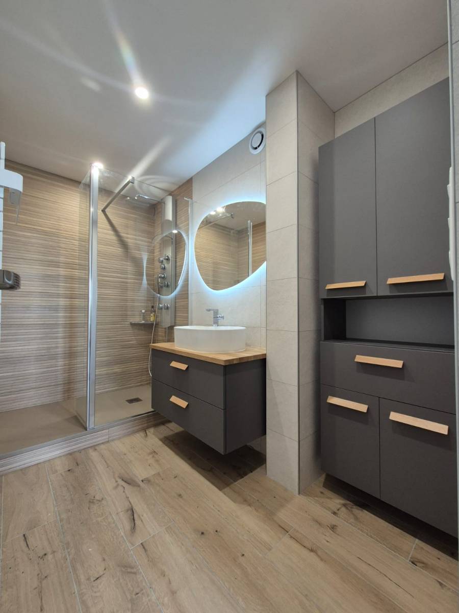 Salle de bain rénovation style bois et gris 