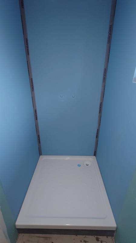 Réalisation par un plombier-carreleur d'une étanchéité sous FaÏence à Saint-Leu-La-Foret 95320