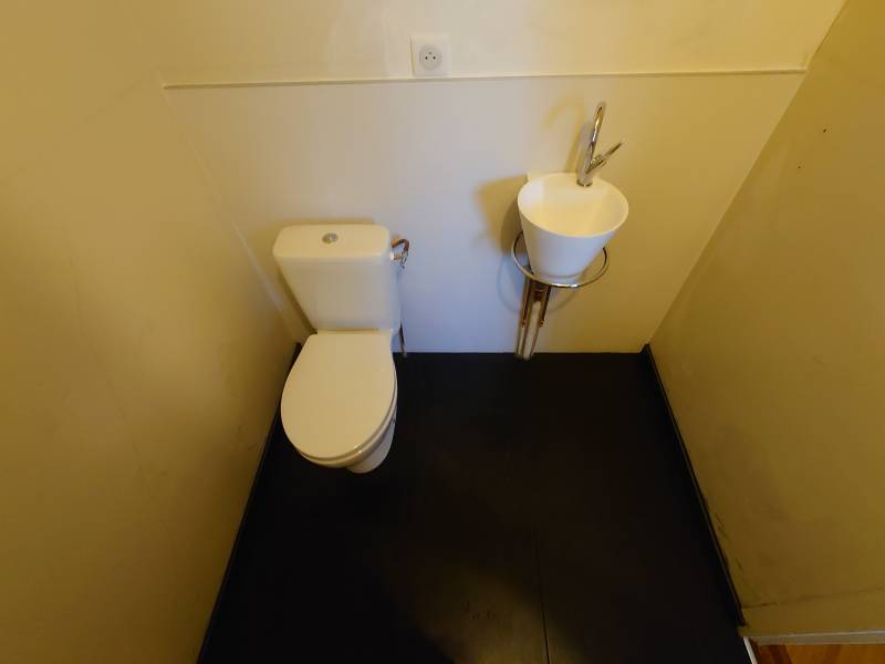 Rénovation complète WC sur pied avec lave main suspendu dans un appartement à Franconville 95130