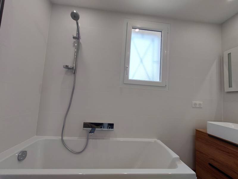 Rénovation complète salle de bain avec carrelage imitation carreaux de ciment, Franconville 95130