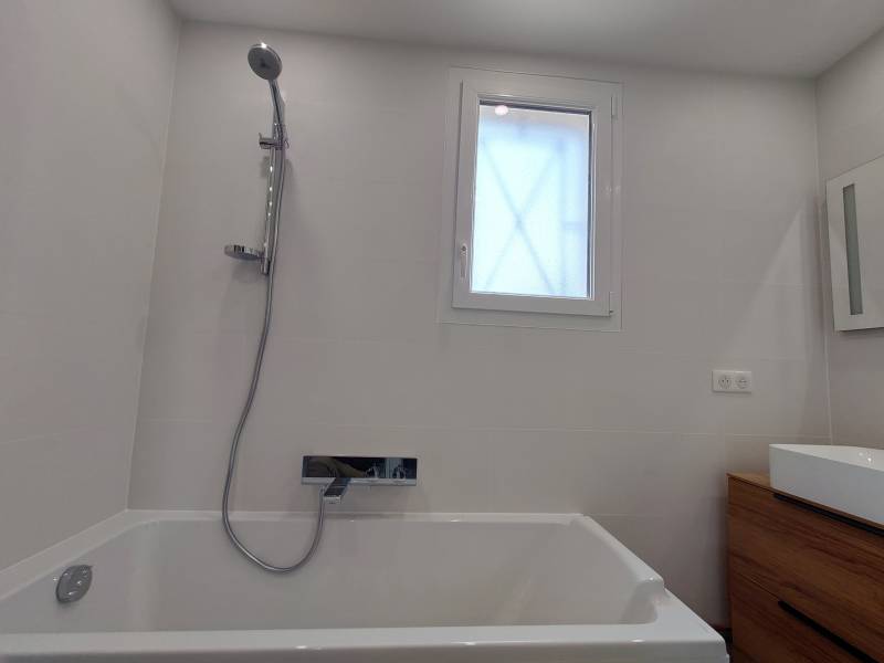 Rénovation complète salle de bain avec carrelage imitation carreaux de ciment, Franconville 95130