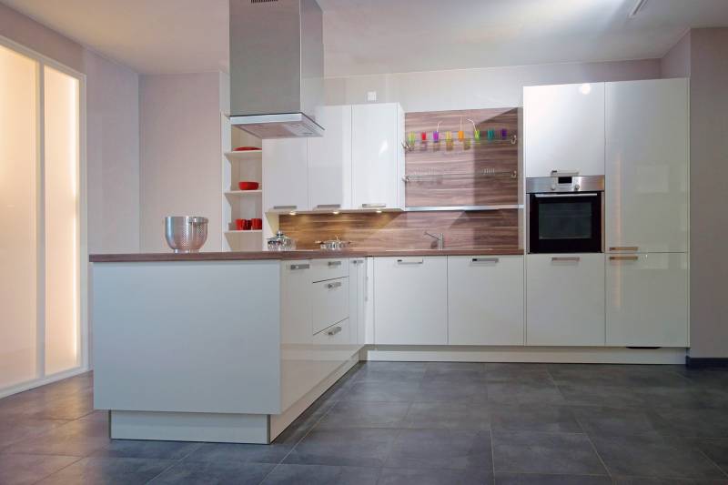 Pose d’une cuisine en L avec espace repas à Nesles-la-Vallée 95690 